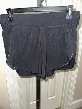 lululemon athletica Black shorts size 6 with reflector dots.
